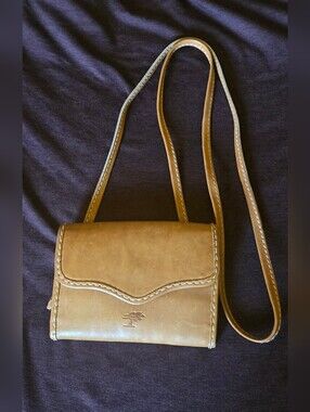Ellington Ruckback Co Vintage Tan Leather Small Crossbody Wallet Purse